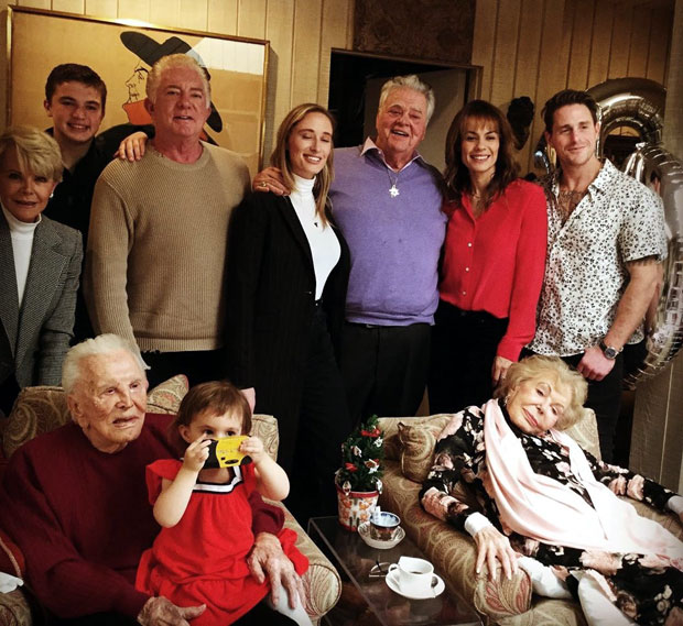 Кирк Даглас прославио 103. рођендан: Потомци му приредили забаву,  уз њега била и супруга Ен (100) 
